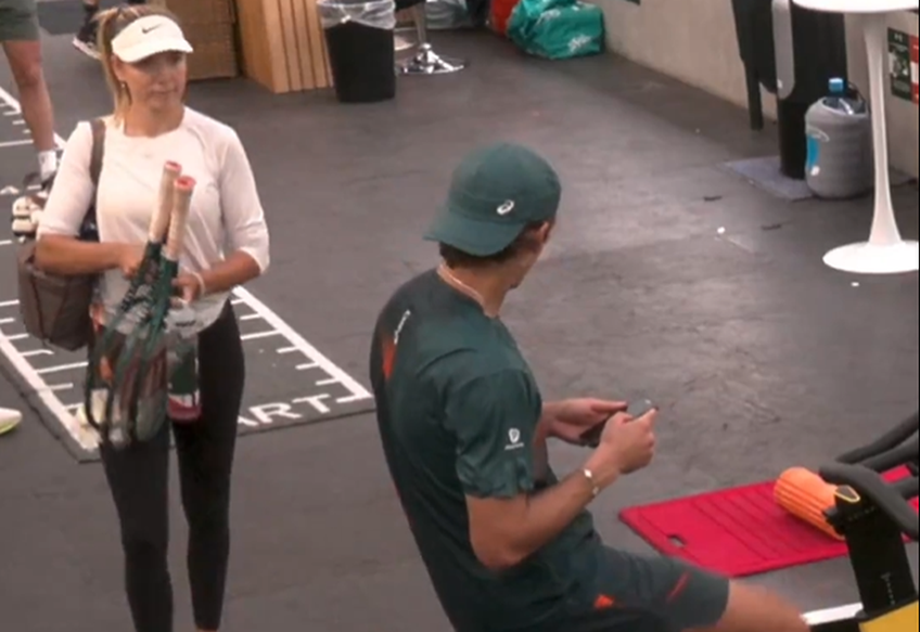 Alex de Minaur (9 ATP) a pierdut surprinzător în turul secund la Roland Garros. Momentul în care iubita lui, Katie Boulter (38 WTA), încearcă să îl consoleze a devenit viral.