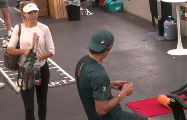 Consolat de iubita tenismenă după eșecul-surpriză de la Roland Garros » Camerele de supraveghere au surprins scena, imaginile au ajuns pe internet