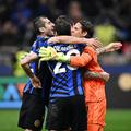 Henrik Mkhitaryan, bucurându-se împreună cu Hakan Calhanoglu și Yann Sommer, după calificarea cu Inter în finala Champions League / Foto: Imago