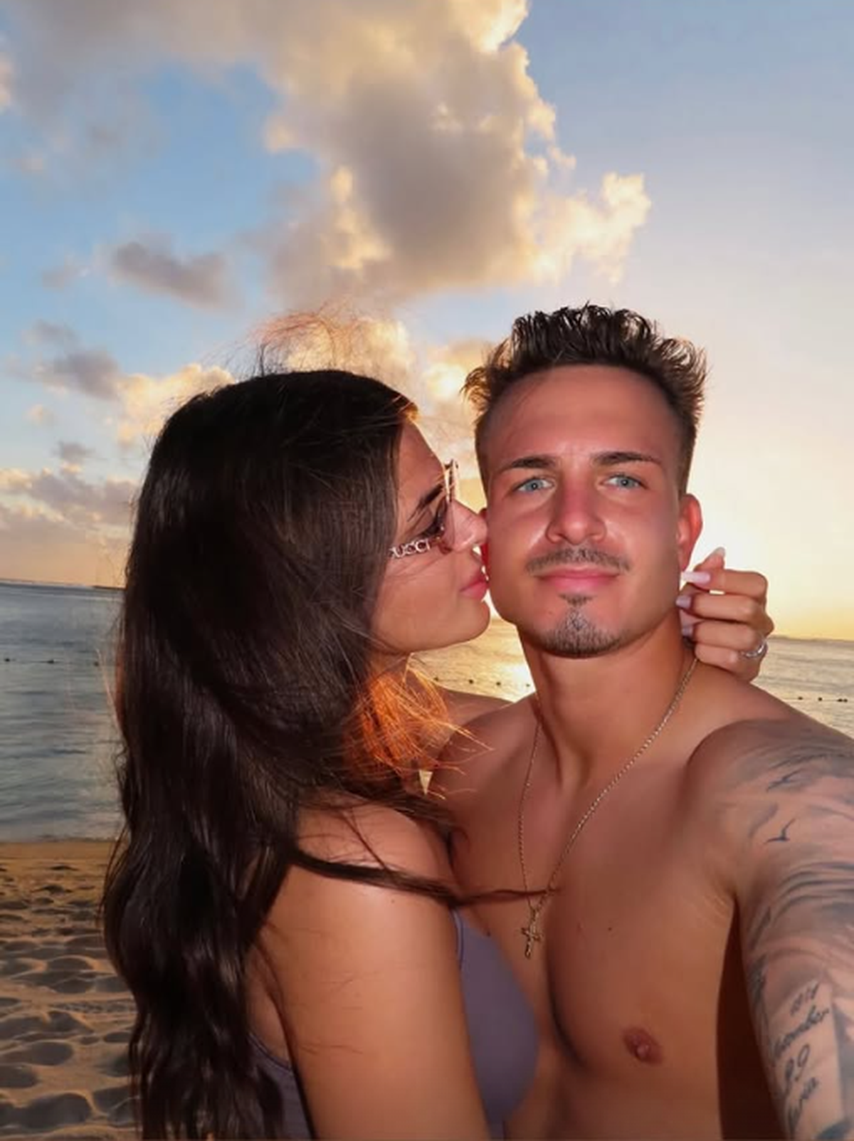 Destinație exotică pentru jucătorul de la Dinamo și iubita sa » Cum au apărut cei doi pe plajă