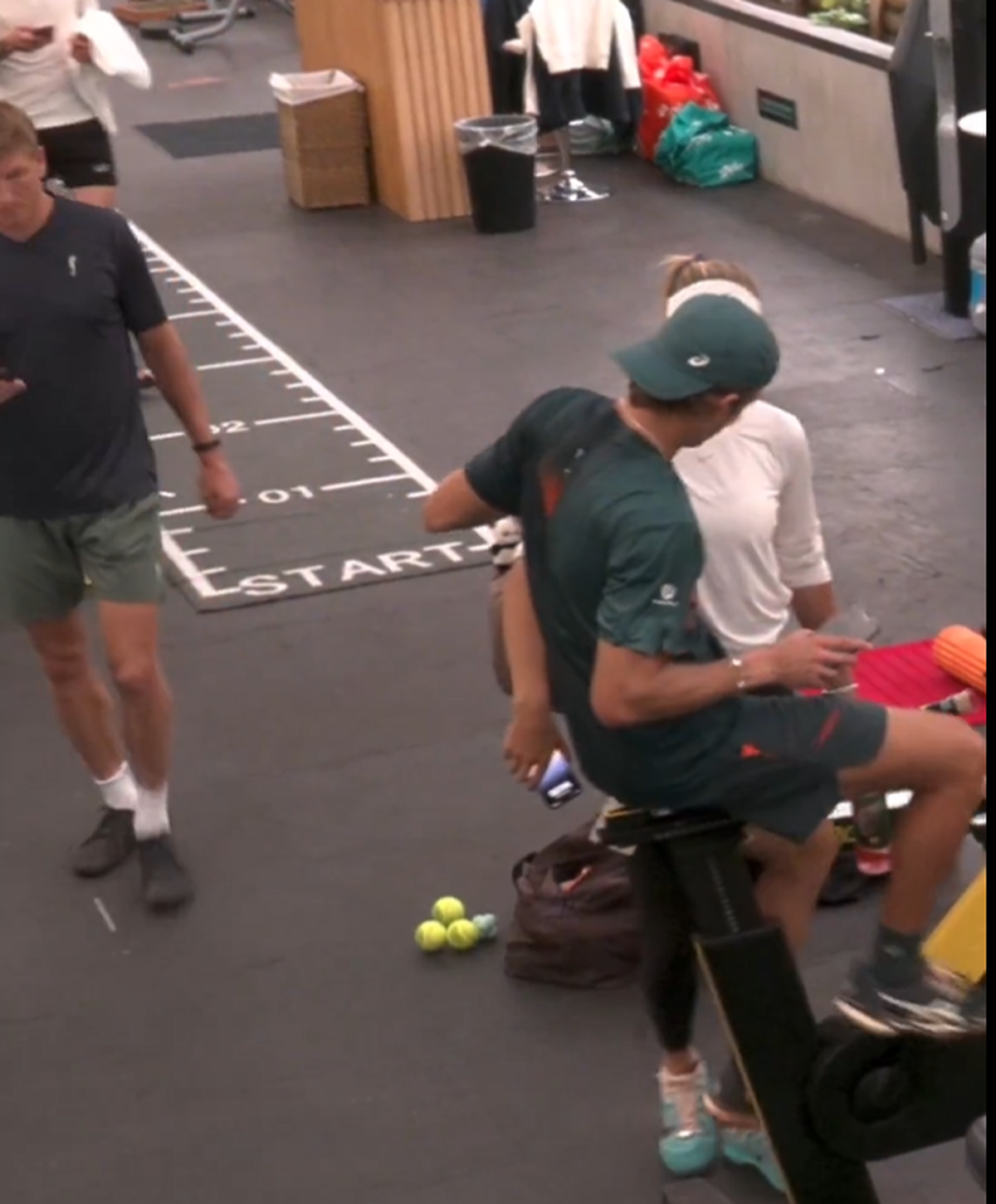 Consolat de iubita tenismenă după eșecul-surpriză de la Roland Garros » Camerele de supraveghere au surprins scena, imaginile au ajuns pe internet