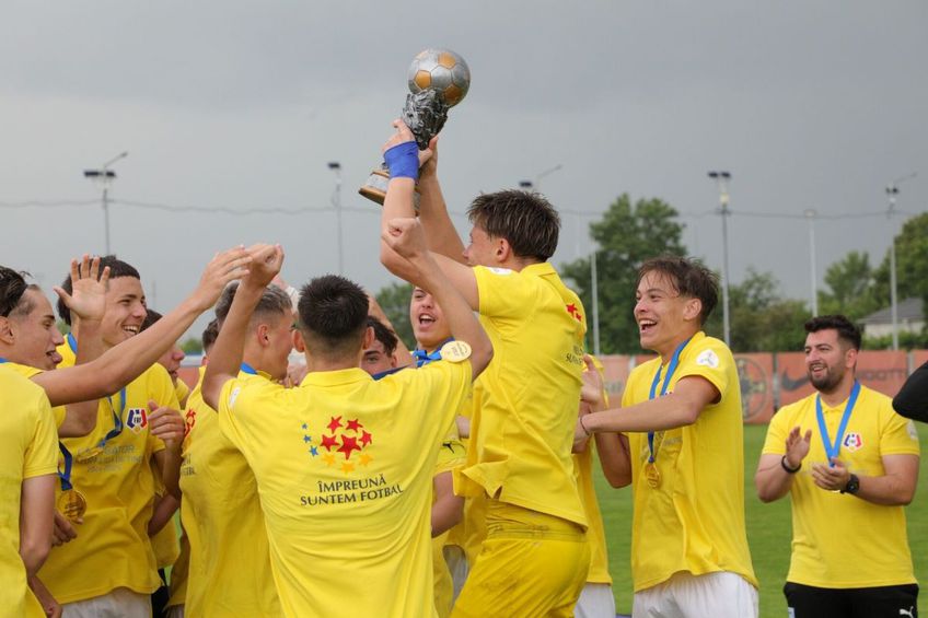 Puștii Craiovei celebrează câștigarea Supercupei / Foto: FRF.RO