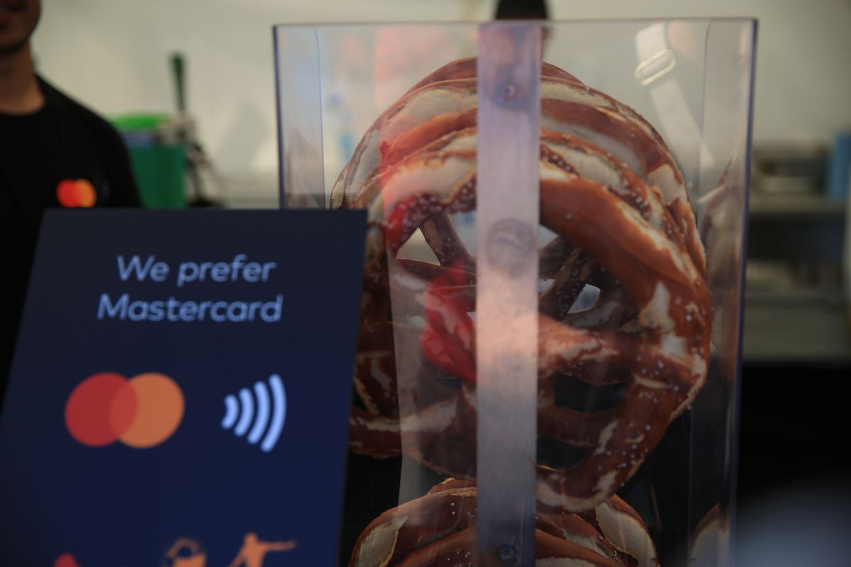 Cârnați și covrigi bavarezi, dar bere fără alcool! Reguli extrem de stricte pe stadionul unde se joacă finala Champions League, locul unde România a scris istorie la Euro