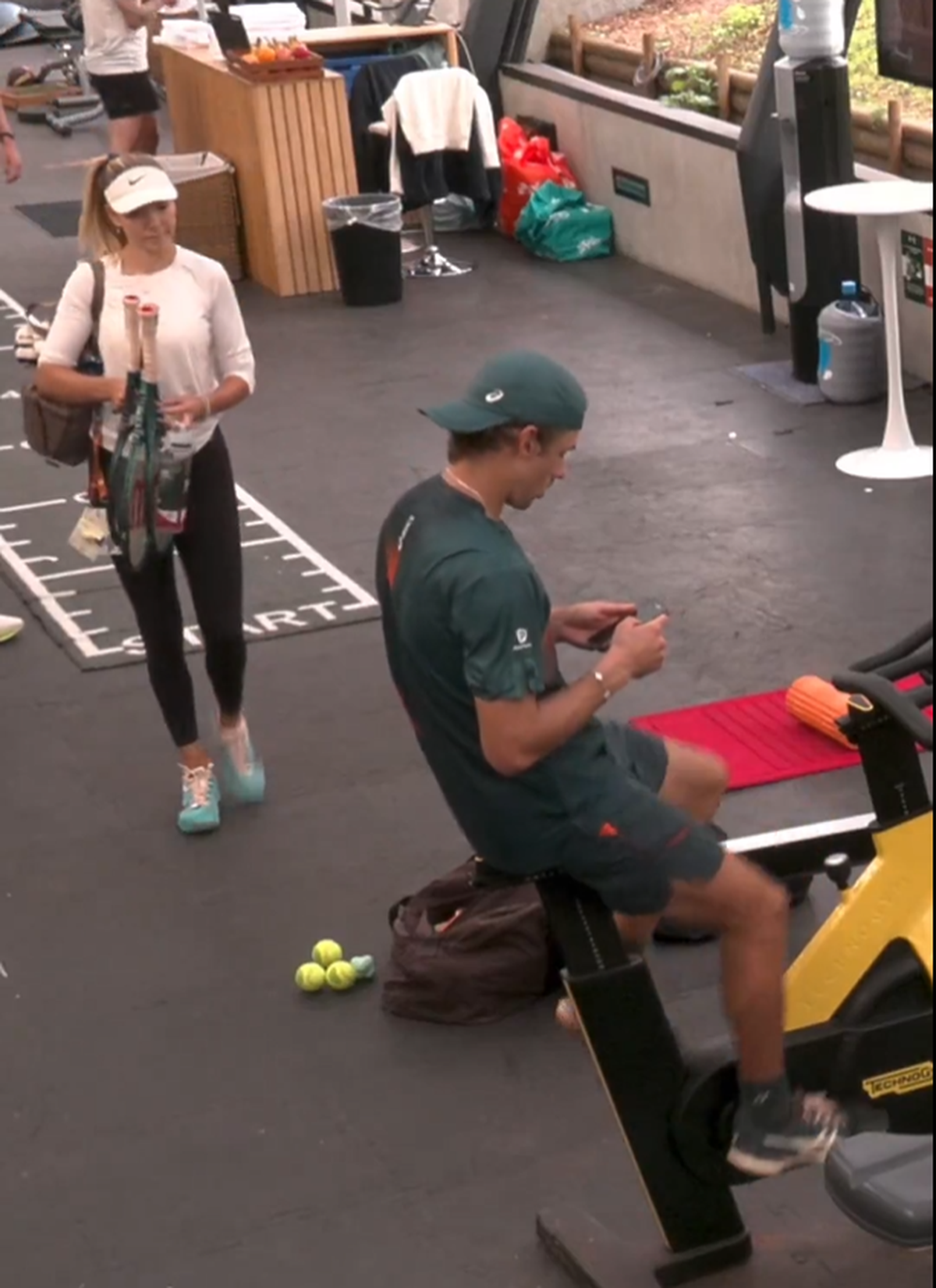 Consolat de iubita tenismenă după eșecul-surpriză de la Roland Garros » Camerele de supraveghere au surprins scena, imaginile au ajuns pe internet