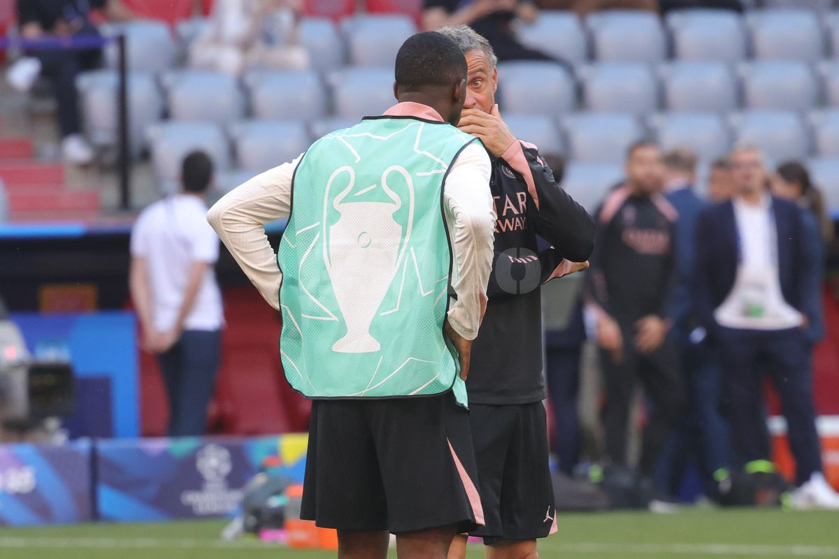 Jurnalista-fotomodel a furat toate privirile la antrenamentul oficial al lui PSG + Gestul rar întâlnit la acest nivel