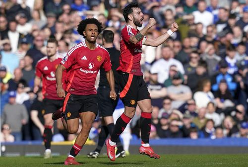 Bruno Fernandes (dreapta), după un gol marcat pentru Manchester United // foto: Imago Images