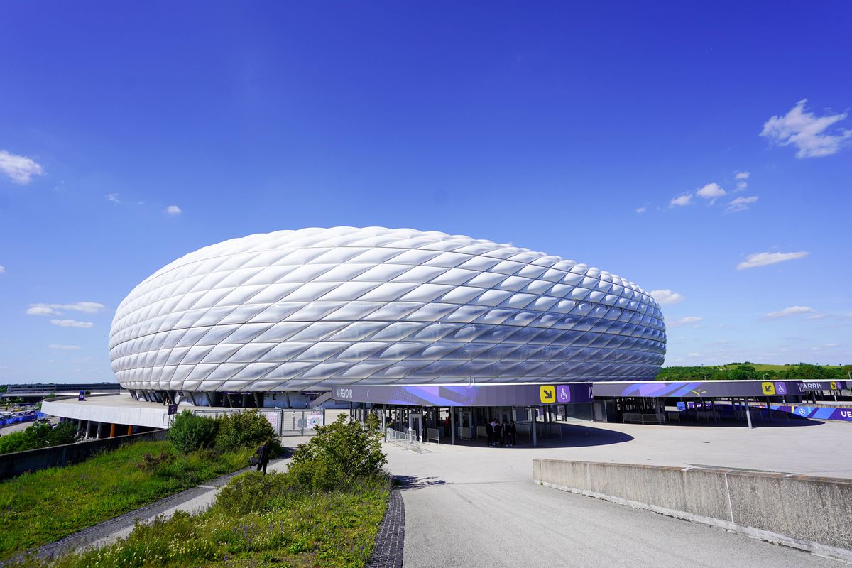 Cârnați și covrigi bavarezi, dar bere fără alcool! Reguli extrem de stricte pe stadionul unde se joacă finala Champions League, locul unde România a scris istorie la Euro