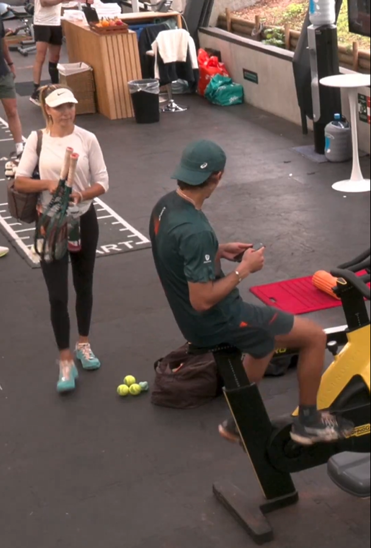 Consolat de iubita tenismenă după eșecul-surpriză de la Roland Garros » Camerele de supraveghere au surprins scena, imaginile au ajuns pe internet