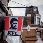 Un KFC din nordul Londrei l-a înlocuit pe Colonelul Sanders cu Mikel Arteta / Foto: Facebook