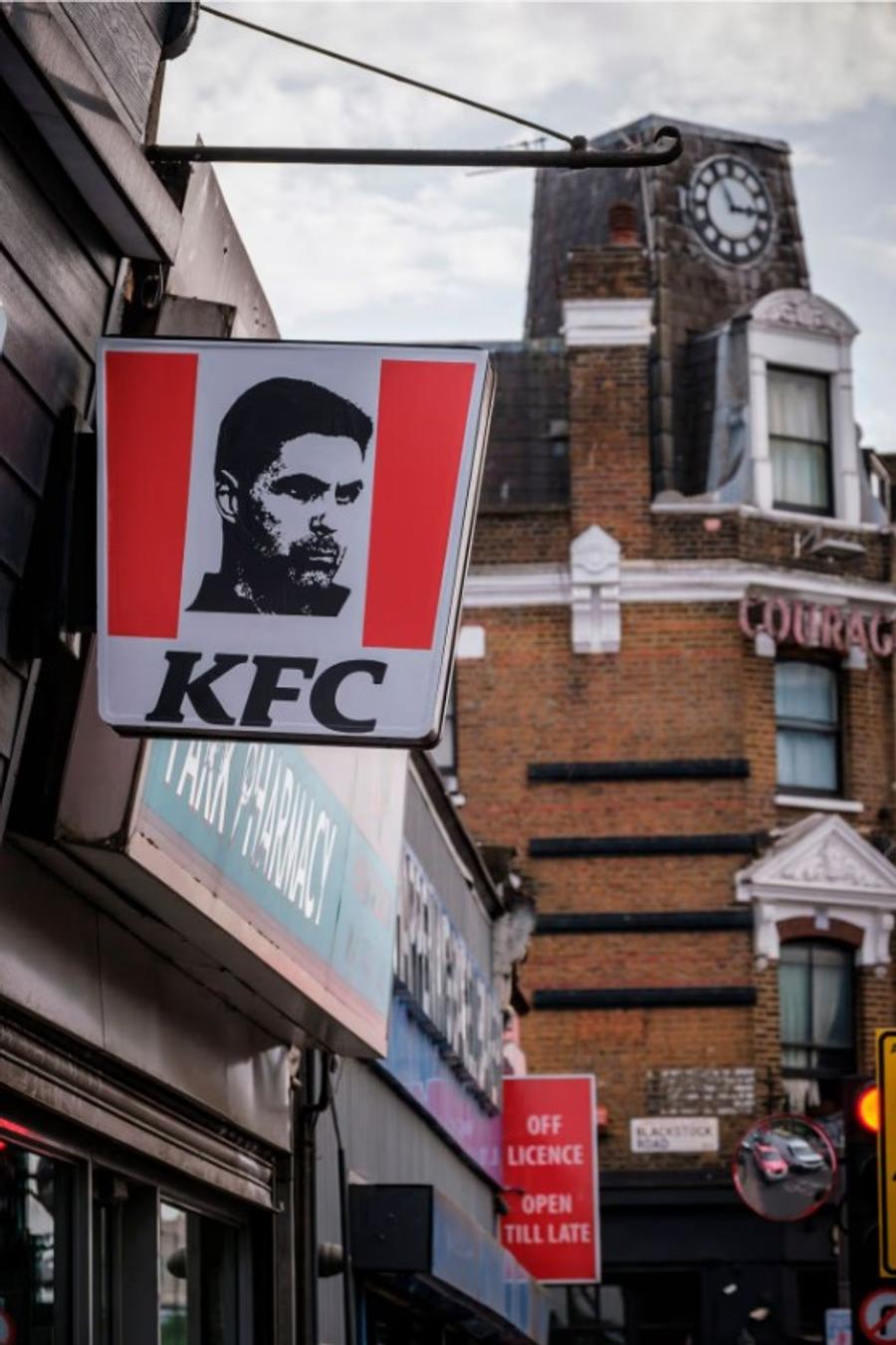Un KFC din nordul Londrei l-a înlocuit pe Colonelul Sanders cu Mikel Arteta / Foto: Facebook Pe aripile victoriei din Anglia spre Budapesta » Mikel Arteta, ridicat la gradul de „colonel” la Londra!