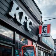 Un KFC din nordul Londrei l-a înlocuit pe Colonelul Sanders cu Mikel Arteta / Foto: Facebook