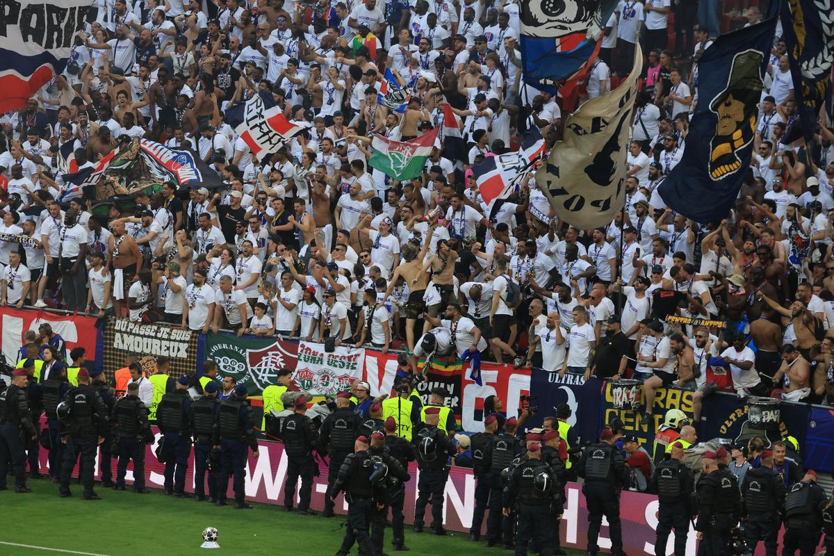 Imaginile cenzurate de UEFA la televizor! » Haos total după golul lui Dembele: poliția a intrat în forță pe stadion