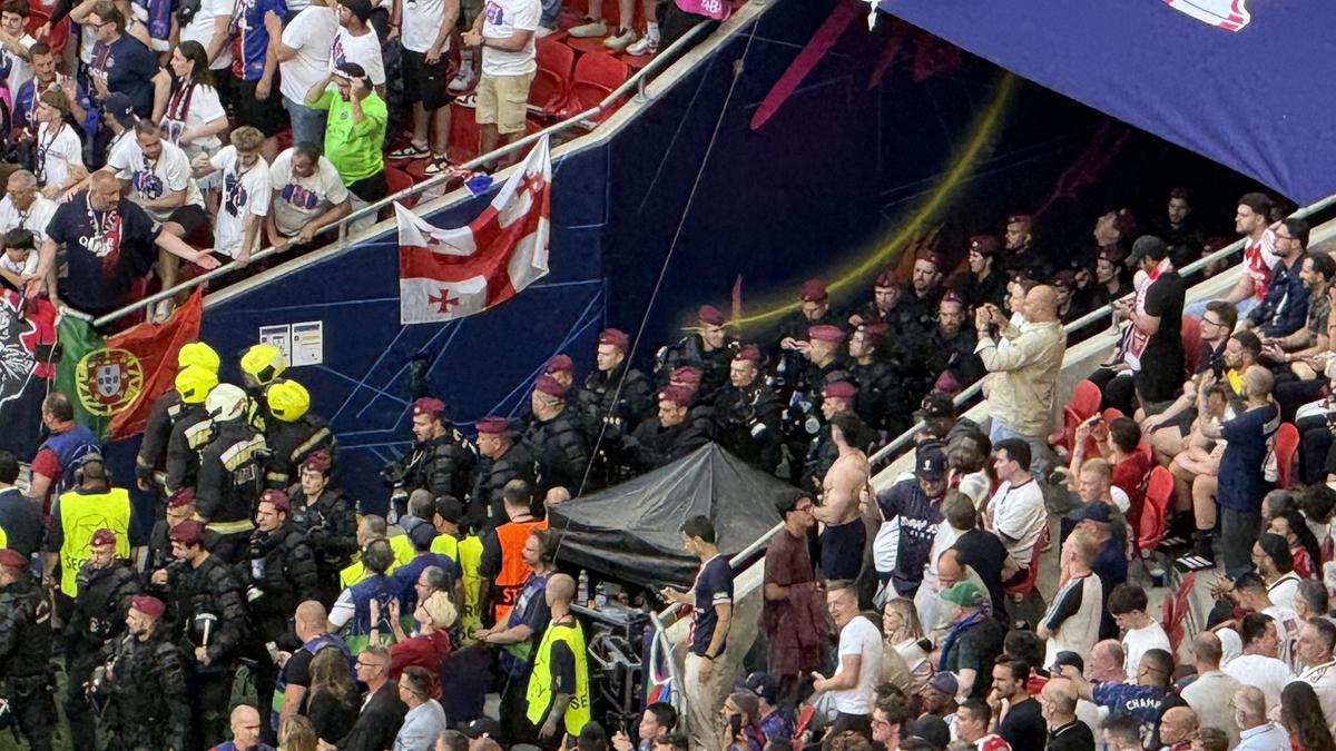 Imaginile cenzurate de UEFA la televizor! » Haos total după golul lui Dembele: poliția a intrat în forță pe stadion