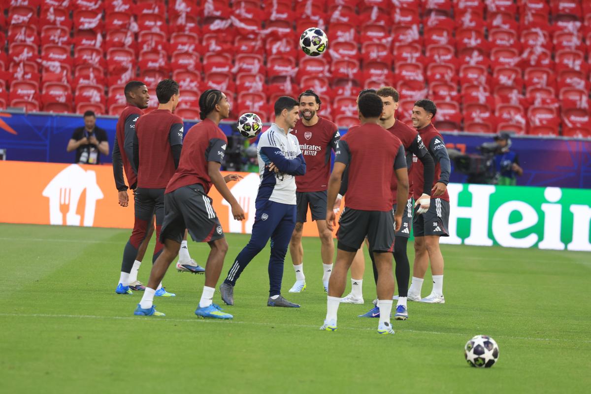 Imagini de la antrenamentul oficial al lui Arsenal
