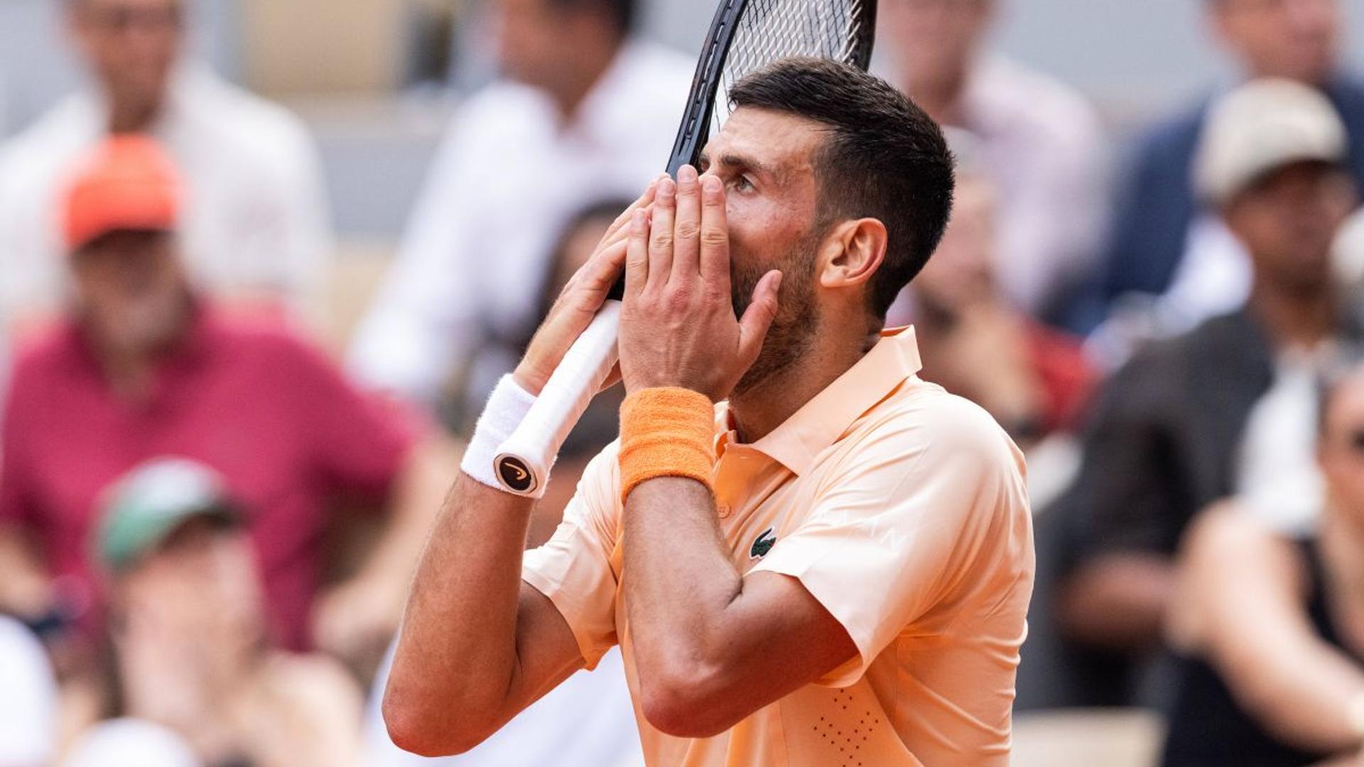 Novak Djokovic dezamăgit pe teren la Roland Garros după eliminarea surprinzătoare, campioni Grand Slam eliminați prematur în turneu | sursa foto: Gazeta Sporturilor