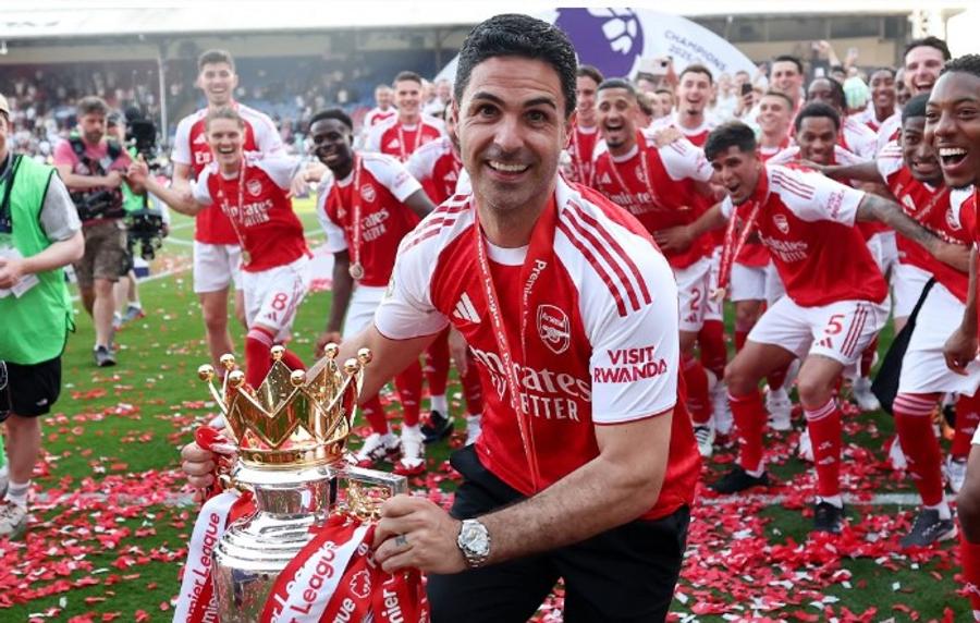 Managerul Mikel Arteta i-a adus lui Arsenal un titlu în Premier League așteptat de 22 de ani / Foto: Facebook Pe aripile victoriei din Anglia spre Budapesta » Mikel Arteta, ridicat la gradul de „colonel” la Londra!