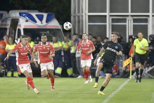 Cătălin Cîrjan (stânga) n-a avut o evoluție strălucită în barajul Dinamo - FCSB // FOTO: Cristi Preda (GSP.ro)