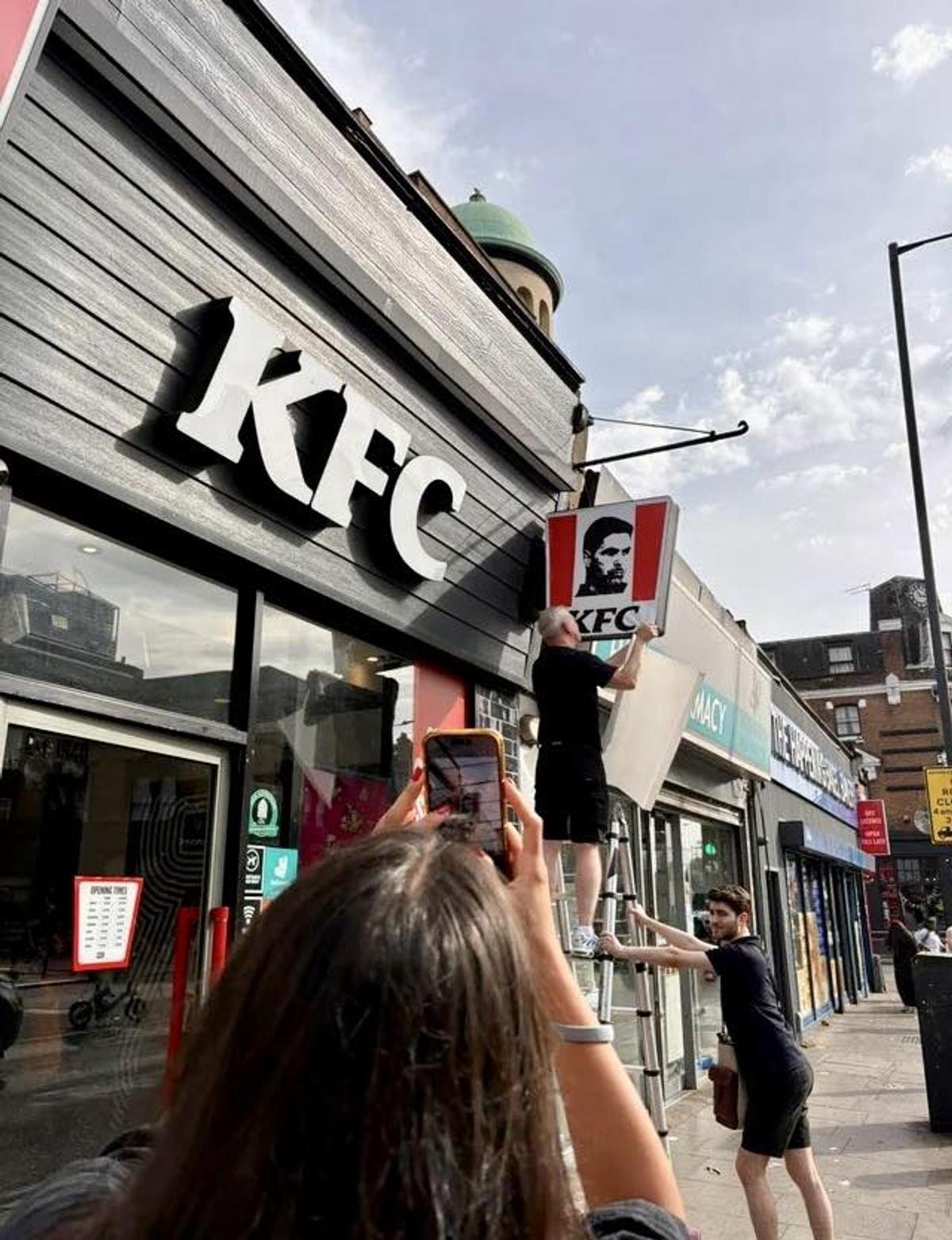 KFC s-a rebranduit cu Mikel Arteta ca imaginea celebrului lanț fast food