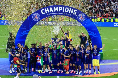 Marquinhos ridică trofeul UCL // foto: Ionuț Iordache (GSP.ro)