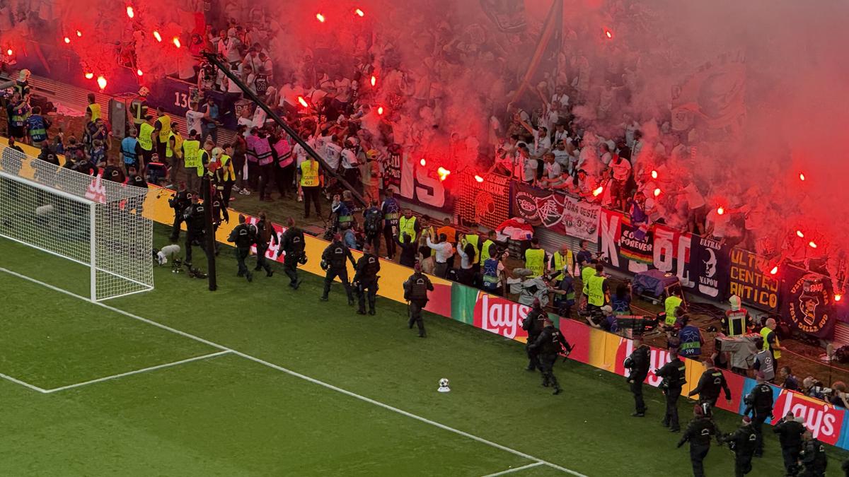 Imaginile cenzurate de UEFA la televizor! » Haos total după golul lui Dembele: poliția a intrat în forță pe stadion