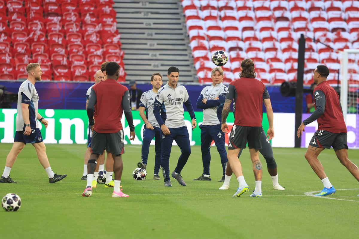 Imagini de la antrenamentul oficial al lui Arsenal