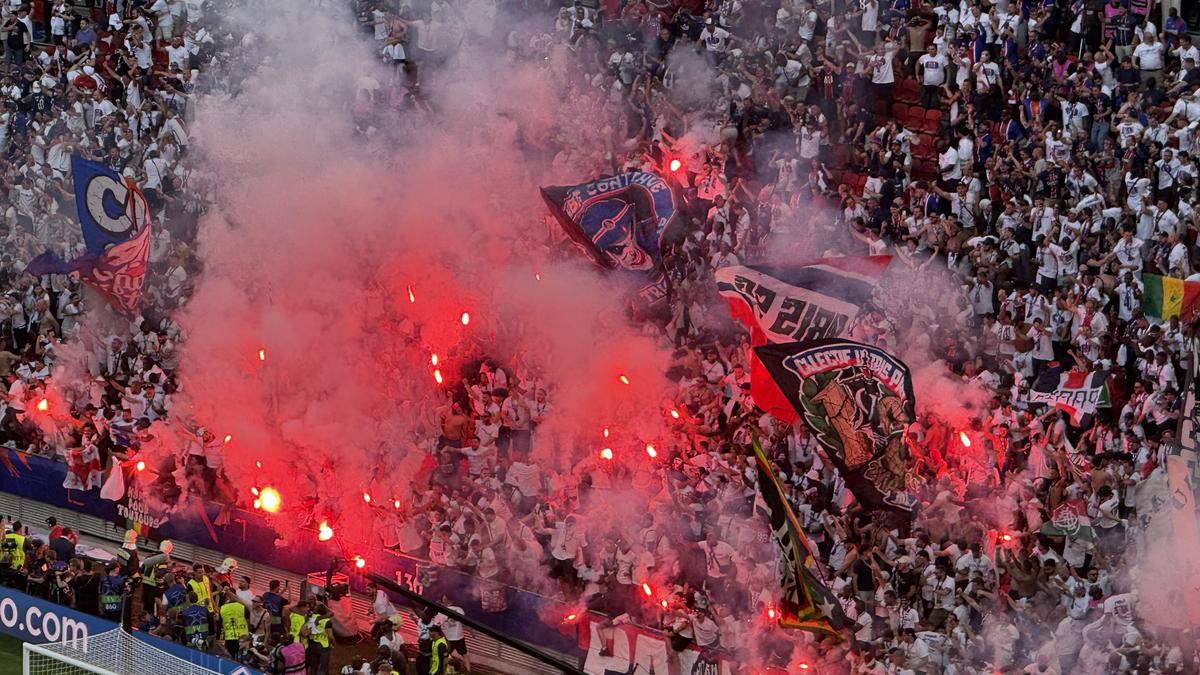 Imaginile cenzurate de UEFA la televizor! » Haos total după golul lui Dembele: poliția a intrat în forță pe stadion