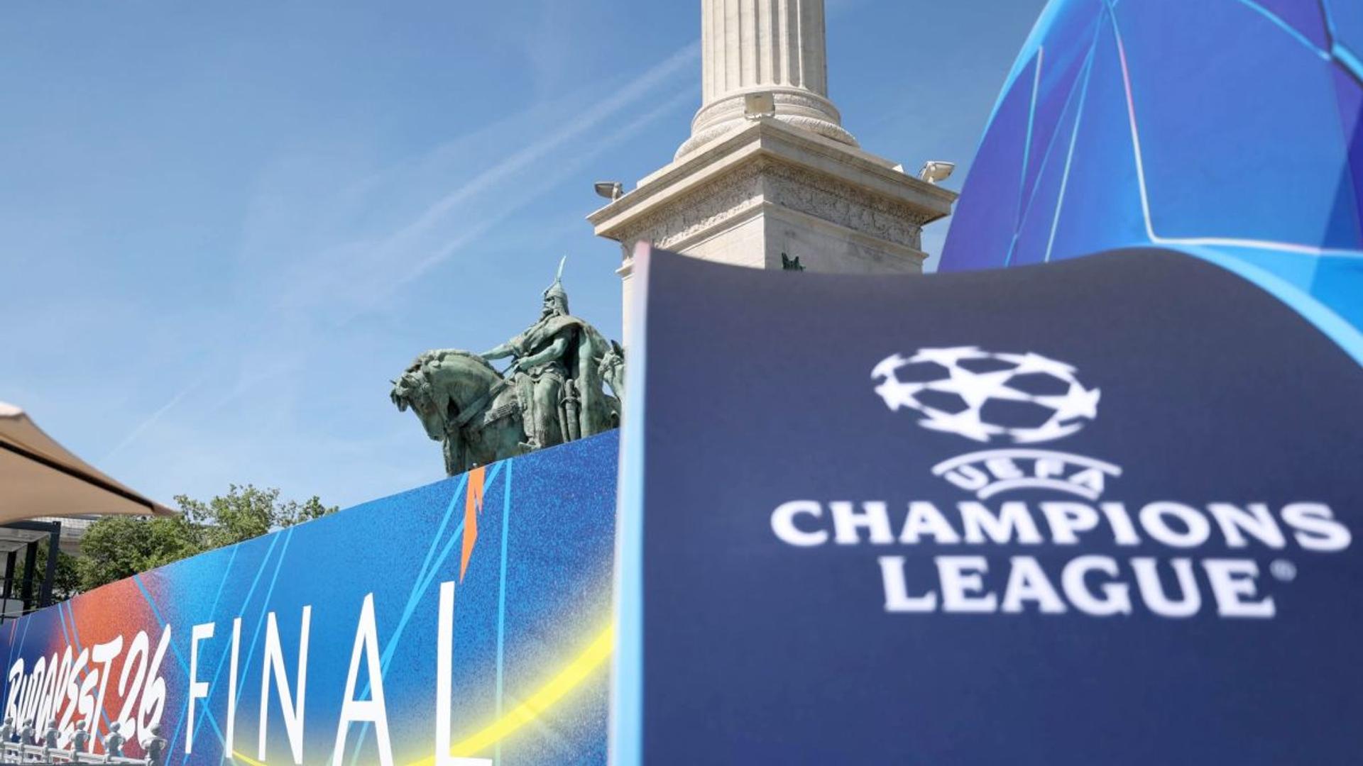 Luis Enrique și Mikel Arteta discutând strategii înainte de finala Liga Campionilor, cu statistici meci afișate pe fundal. | sursa foto: Gazeta Sporturilor