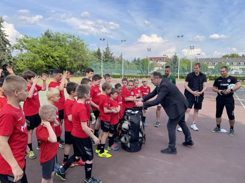 Puștii cu deficiențe auditive vor fi copii de mingi la finala Champions League de la Budapesta