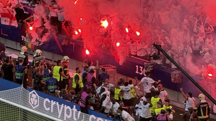 Imaginile cenzurate de UEFA la televizor! » Haos total după golul lui Dembélé: poliția a intrat în forță pe stadion. Foto: Andrei Crăițoiu (GSP.RO)