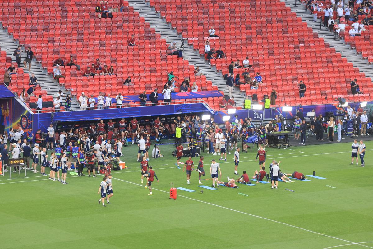 Imagini de la antrenamentul oficial al lui Arsenal