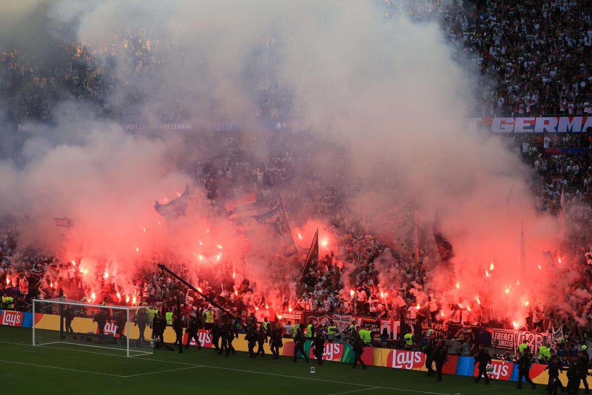 Imaginile cenzurate de UEFA la televizor! » Haos total după golul lui Dembele: poliția a intrat în forță pe stadion