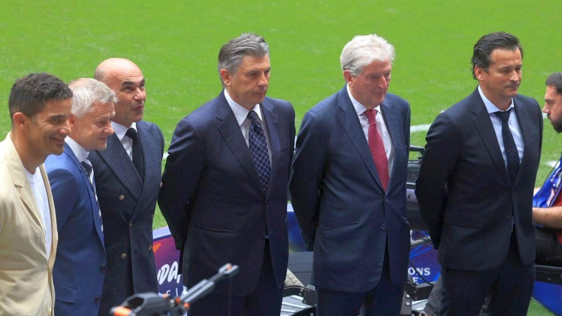Ionuț Lupescu, observator tehnic UEFA, discutând pe marginea terenului la finala Liga Campionilor dintre PSG și Arsenal pe Puskas Arena. | sursa foto: Gazeta Sporturilor
