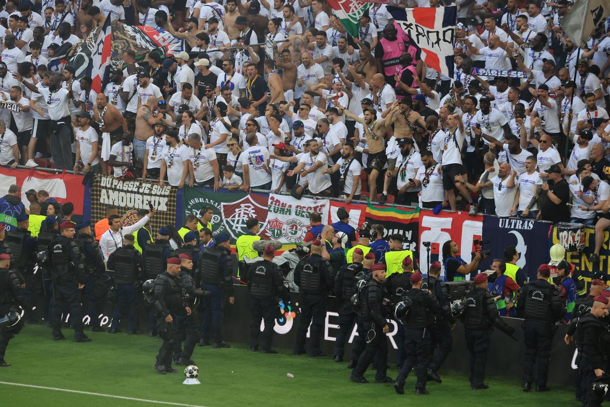 Imaginile cenzurate de UEFA la televizor! » Haos total după golul lui Dembele: poliția a intrat în forță pe stadion