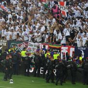 Imaginile cenzurate de UEFA la televizor! » Haos total după golul lui Dembélé: poliția a intrat în forță pe stadion. Foto: Ionuț Iordache (GSP.RO)