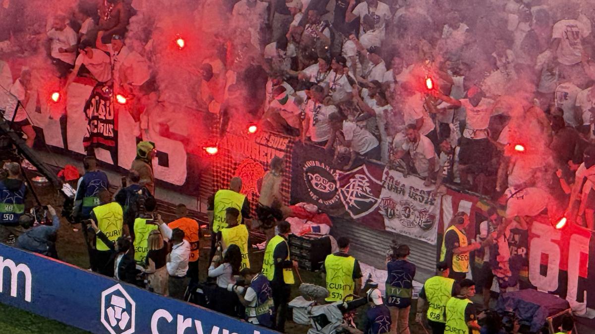 Imaginile cenzurate de UEFA la televizor! » Haos total după golul lui Dembele: poliția a intrat în forță pe stadion