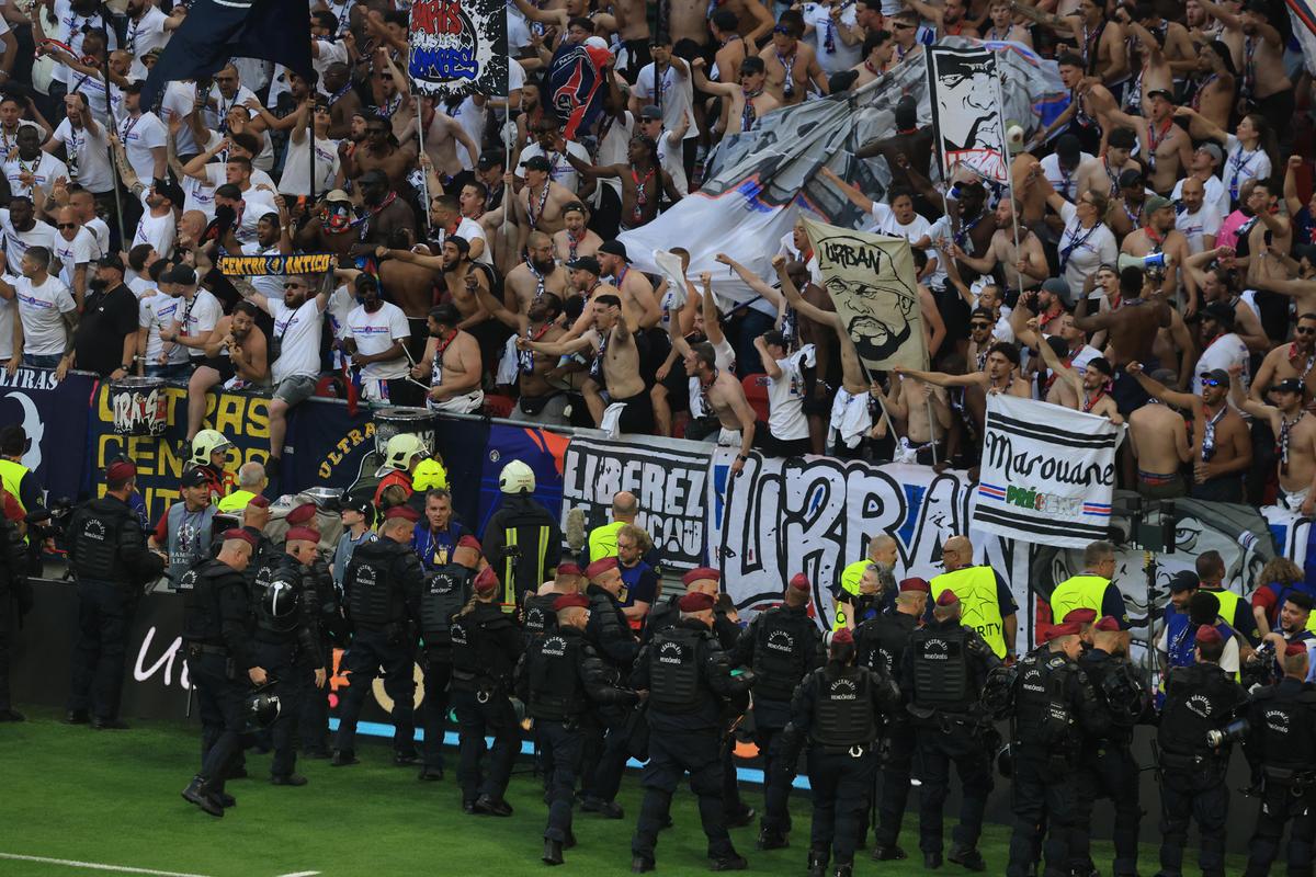 Imaginile cenzurate de UEFA la televizor! » Haos total după golul lui Dembele: poliția a intrat în forță pe stadion