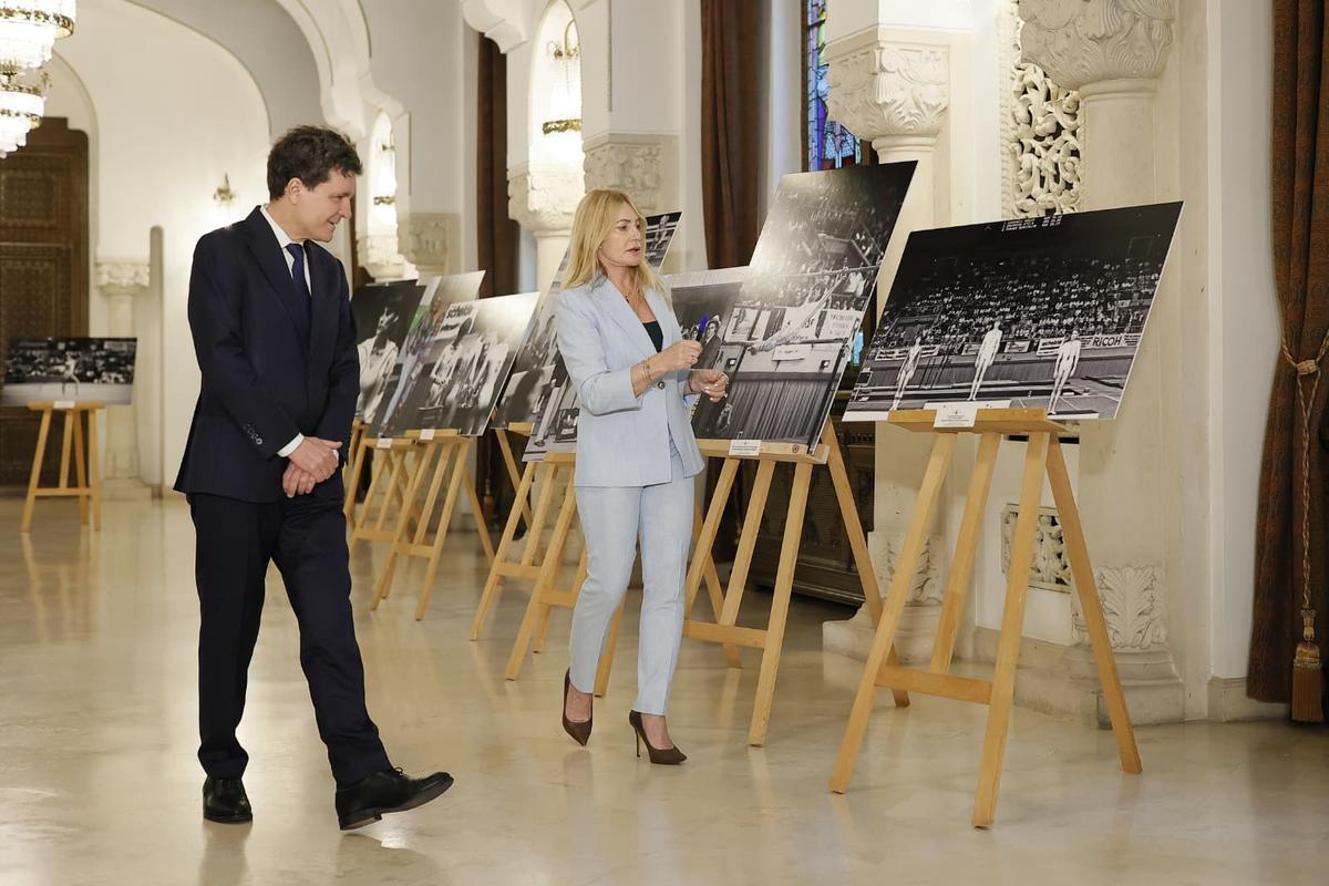 Nadia Comăneci, decorată cu Ordinul Naţional „Steaua României" în grad de Mare Cruce