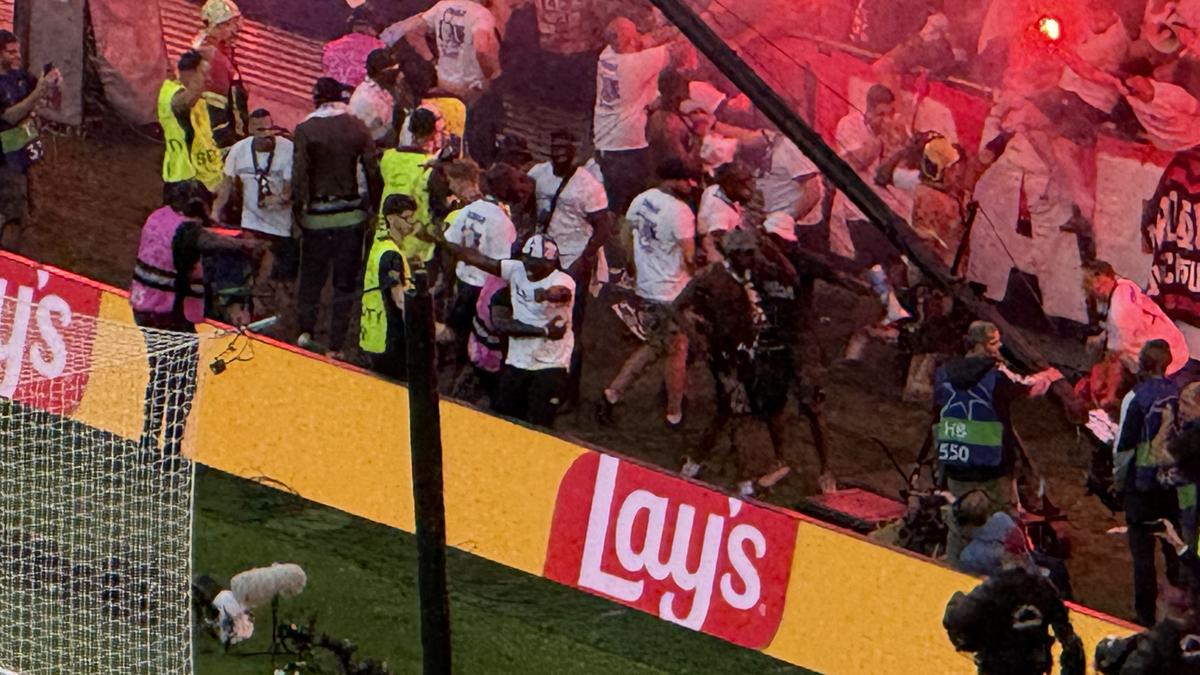 Imaginile cenzurate de UEFA la televizor! » Haos total după golul lui Dembele: poliția a intrat în forță pe stadion