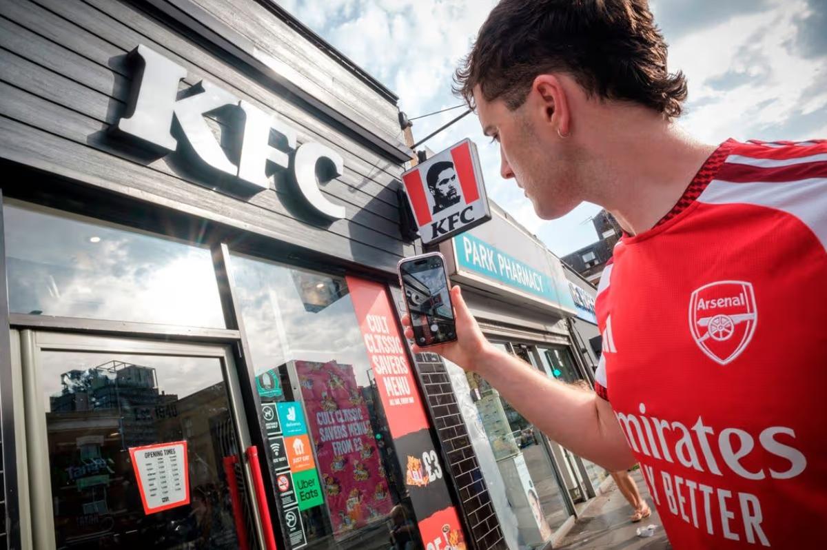 KFC s-a rebranduit cu Mikel Arteta ca imaginea celebrului lanț fast food