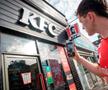 Un KFC din nordul Londrei l-a înlocuit pe Colonelul Sanders cu Mikel Arteta / Foto: Facebook