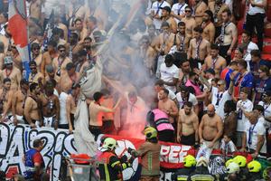 La un pas de bătaie! » Ultrașii lui PSG s-au dezbrăcat la pielea goală pe Puskás Aréna: probleme în minutul 30