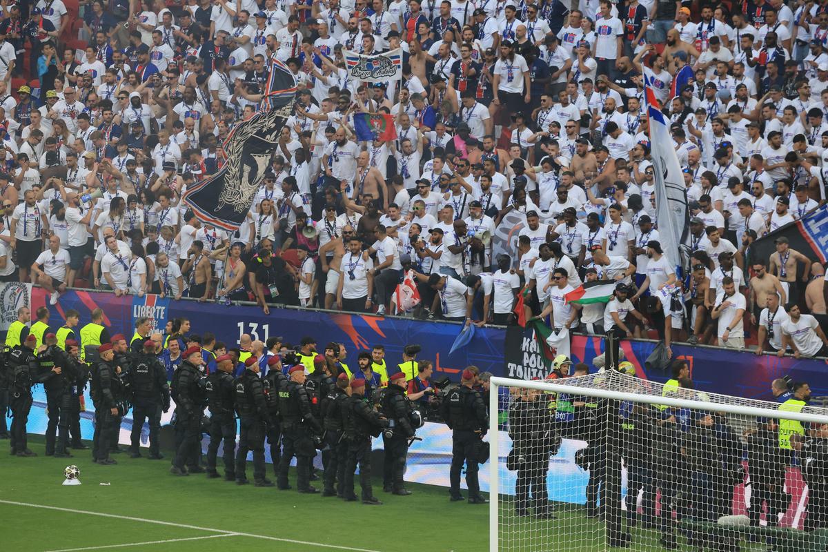 Imaginile cenzurate de UEFA la televizor! » Haos total după golul lui Dembele: poliția a intrat în forță pe stadion