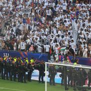 Imaginile cenzurate de UEFA la televizor! » Haos total după golul lui Dembélé: poliția a intrat în forță pe stadion. Foto: Ionuț Iordache (GSP.RO)
