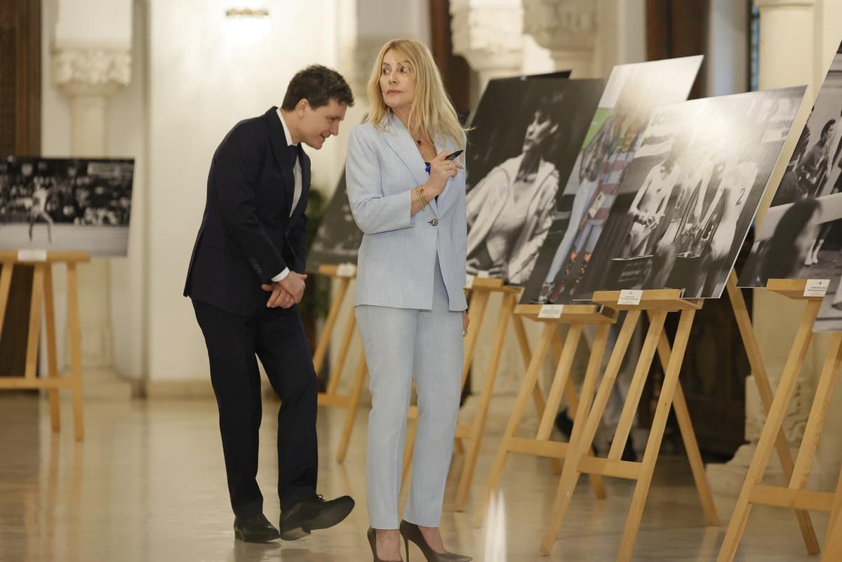 Nadia Comăneci, decorată cu Ordinul Naţional „Steaua României" în grad de Mare Cruce