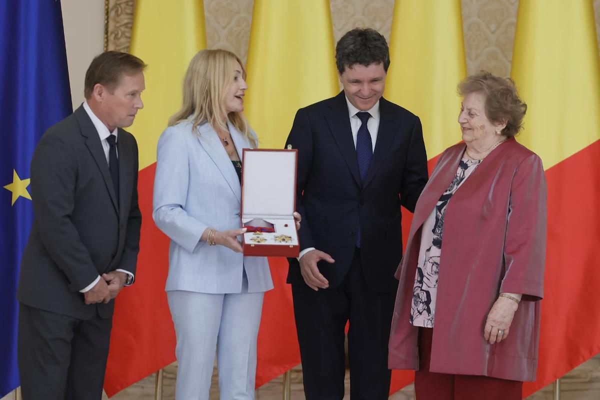 Nadia Comăneci, decorată cu Ordinul Naţional „Steaua României" în grad de Mare Cruce