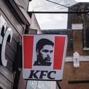 Un KFC din nordul Londrei l-a înlocuit pe Colonelul Sanders cu Mikel Arteta / Foto: Facebook