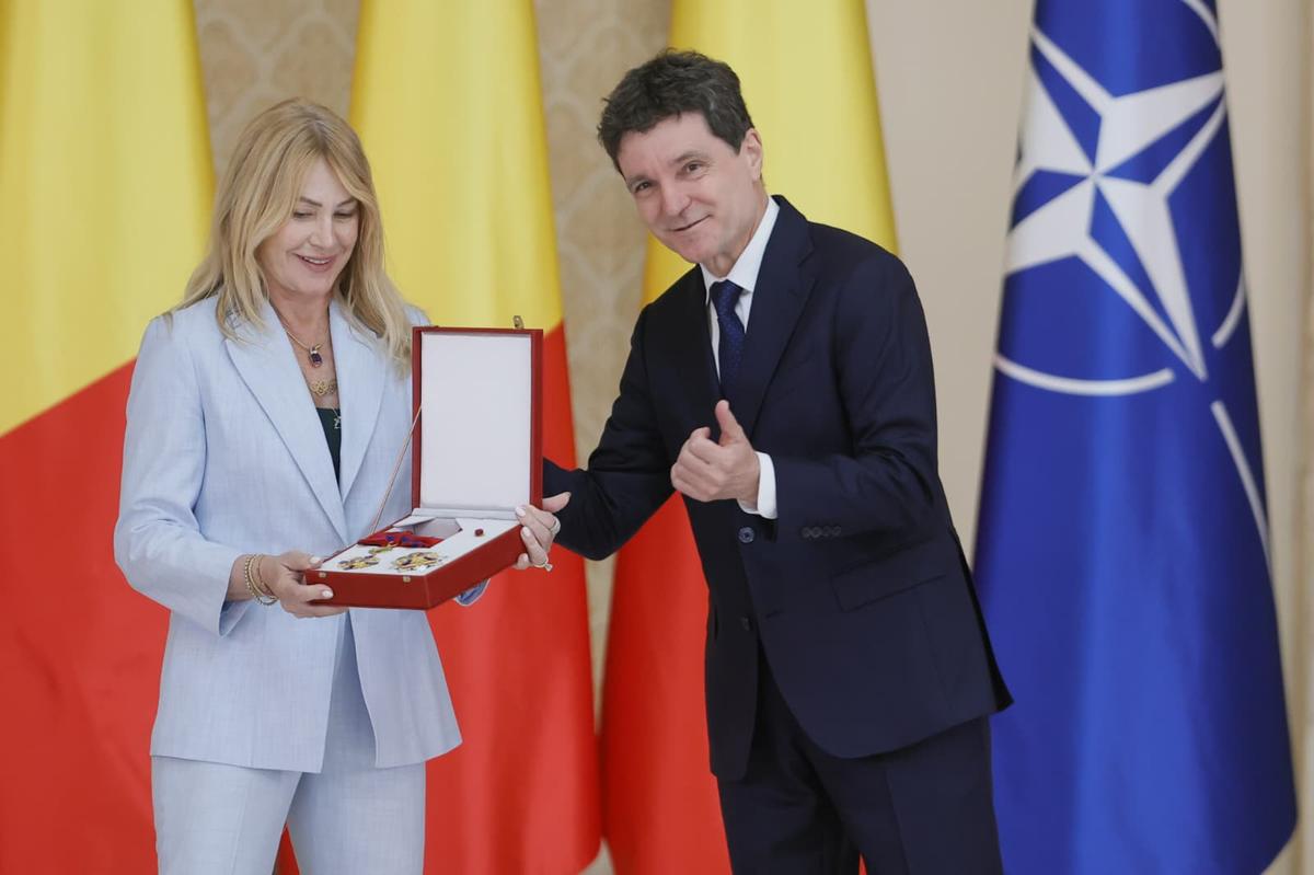 Nadia Comăneci, decorată cu Ordinul Naţional „Steaua României" în grad de Mare Cruce