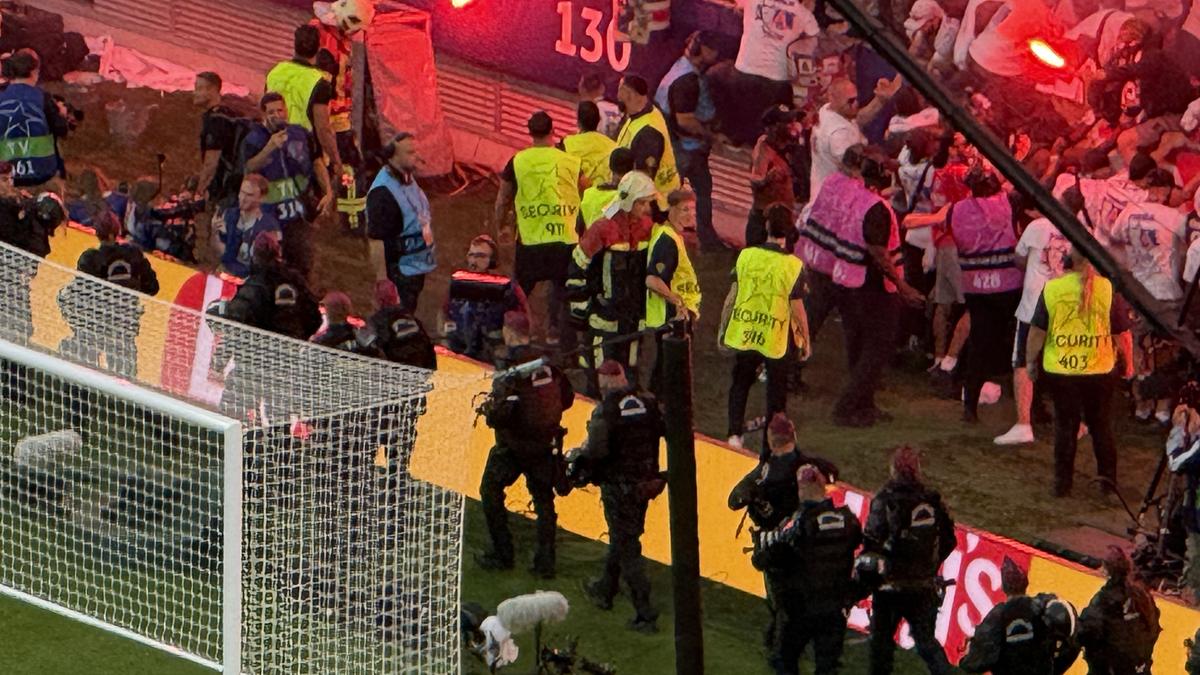 Imaginile cenzurate de UEFA la televizor! » Haos total după golul lui Dembele: poliția a intrat în forță pe stadion