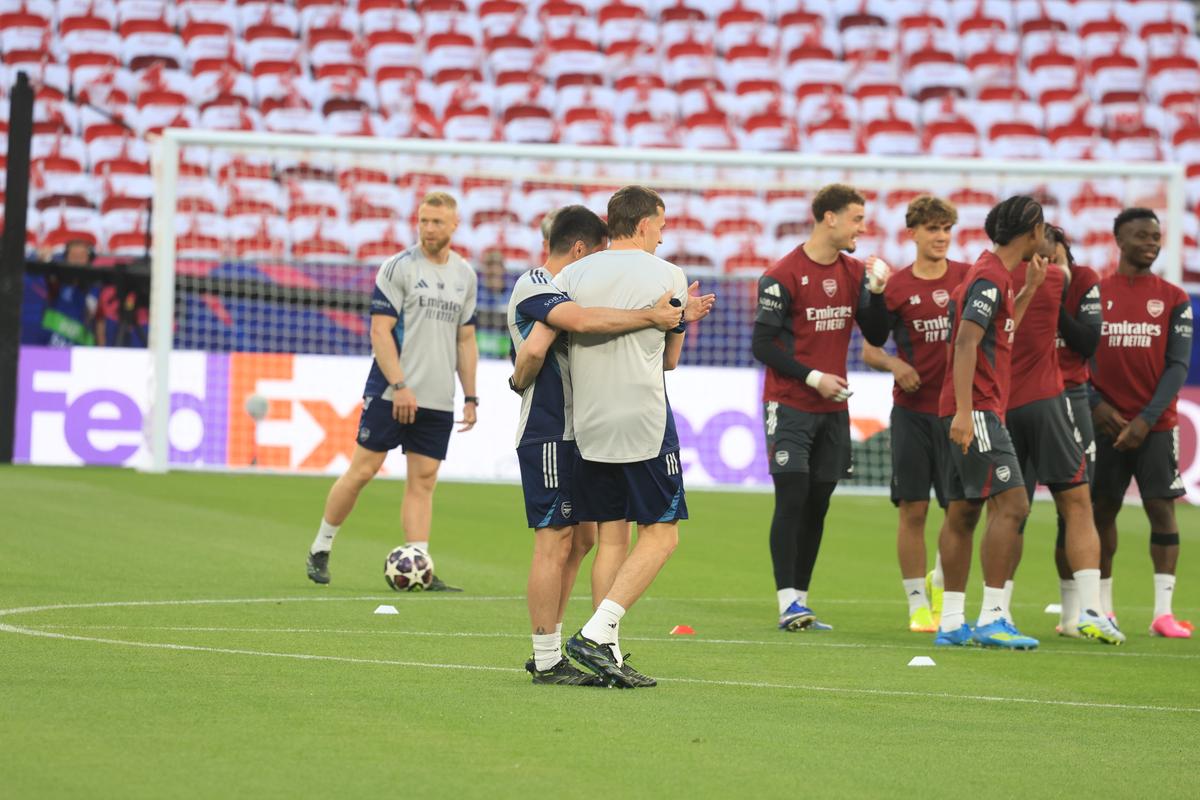 Imagini de la antrenamentul oficial al lui Arsenal