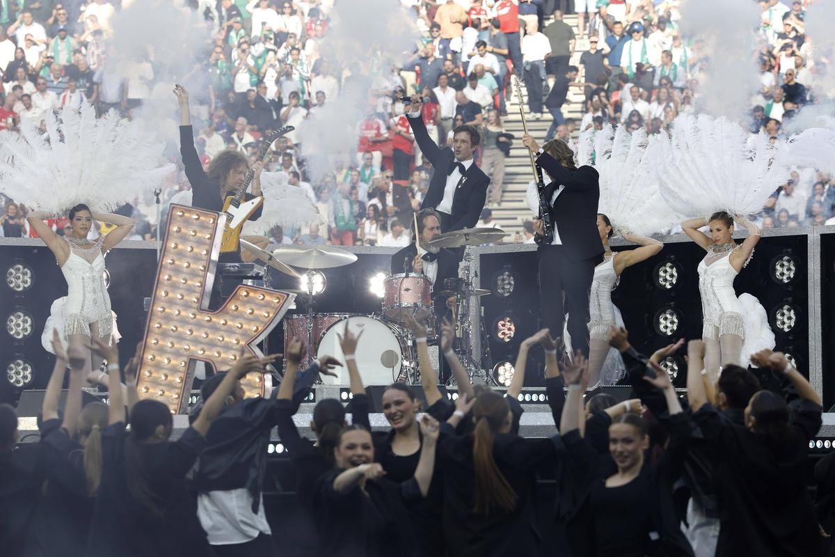 Spectacol grandios înainte de PSG – Arsenal » Rockerii de la „The Killers”, show total la Budapesta